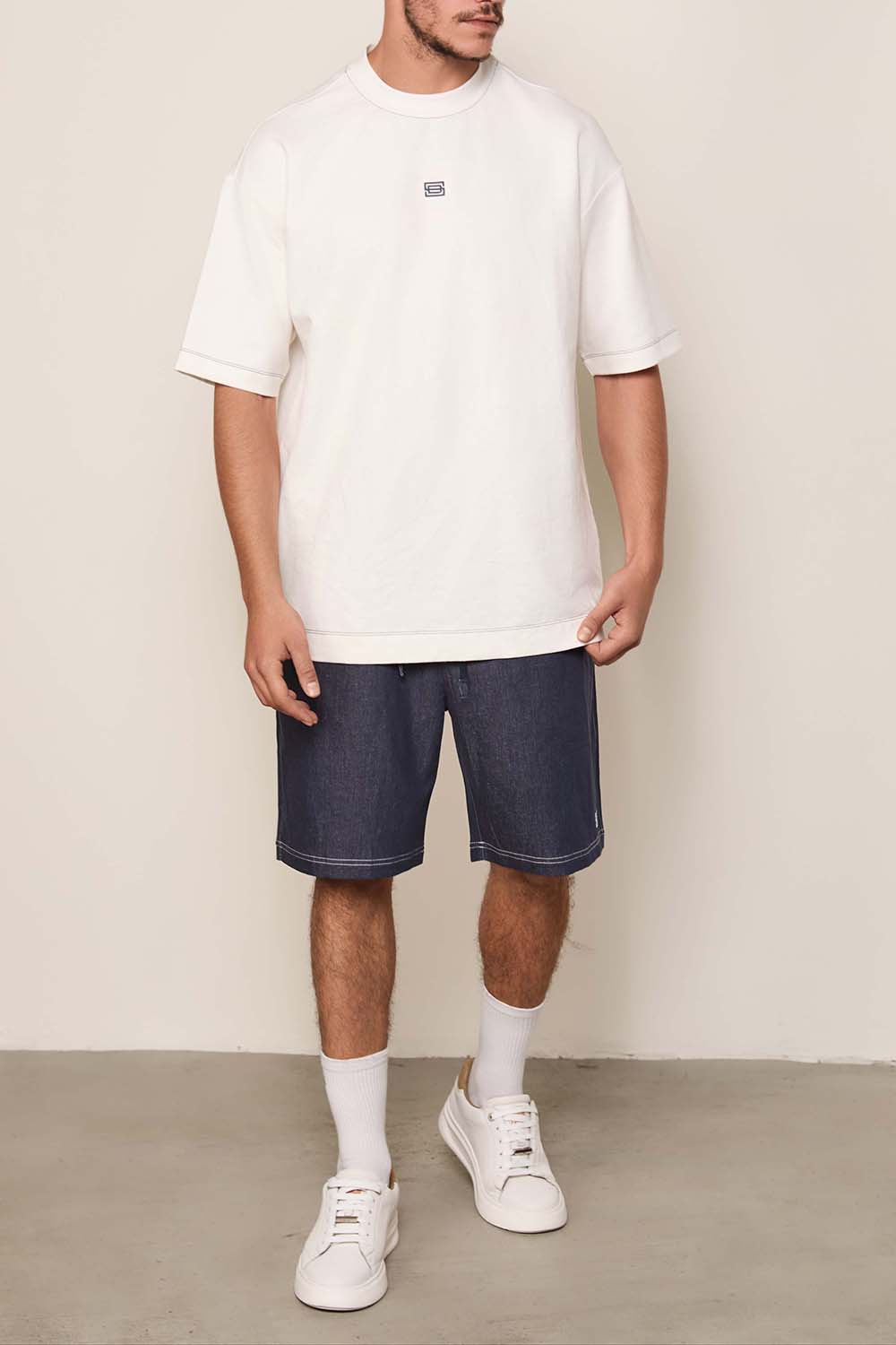 תמונת כל הלוק של חולצת טי